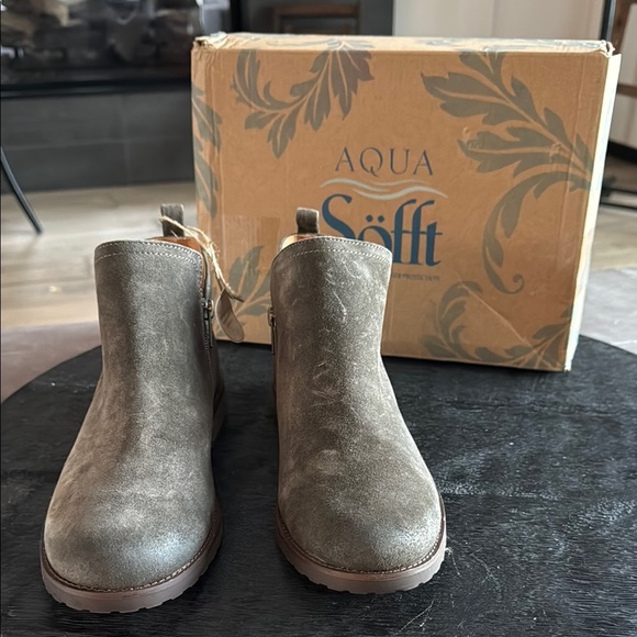 Sofft Gray Chelsea Ankle Booties with Elastic Panels - Picture 1 of 6